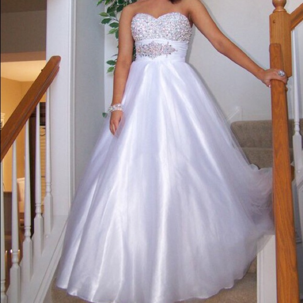 White sweetheart neckline prom dress